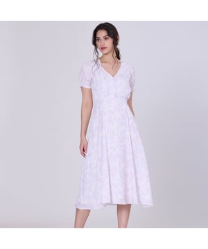 Een middellange kleurenjurk met een subtiel bloemen-tone-op-tone patroon. Verfraaid met korte en licht gezonde mouwen en een V -halslijn versierd met knoppen. Een Empire Style -lijn, gemonteerd onder de borst en royaal oplaaide. Een licht en verfijnd stuk, ideaal voor semi-formele gelegenheden in de lente zoals bruiloften of tuinpartijen. Gemakkelijk te strijken.
 Productdetails:
 Lengte: 117 cm
 Model draagt ​​maat 10
 Modelhoogte is 5 "7
 Vorm: fit-and-flare
 Kraag
 Korte mouwen
 MIDDEN VOORKOPEN