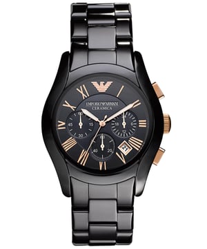 PRODUCT INFO Diameter behuizing: 42mm Materiaal behuizing: Keramisch Waterbestendig: 30 Meter Beweging: Quartz (Batterij) Kleur wijzerplaat: Zwart Materiaal band: Keramisch Sluiting Type: Verborgen sluiting Geslacht: BESCHRIJVING Emporio Armani stijlvol zwart keramisch designer horloge voor heren. Dit horloge is compleet met een datumvenster, drie chronograaf sub wijzerplaten en een Japans Quartz uurwerk. Dit begerenswaardige horloge wordt vastgemaakt met een zwarte keramische multischakelband en heeft een zwarte wijzerplaat met gouden Romeinse cijfer uurmarkeringen.