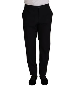 100% Authentische Dolce & Gabbana Herrenhose  
Aus Wolle gefertigt  
Dunkelblaue Farbe  
Reguläre Passform  
Reißverschluss- und Knopfverschluss  
Logodetails  
Hergestellt in Italien  
Materialzusammensetzung: 82% Schurwolle, 18% Seide  
Material: 82% Schurwolle, 18% Seide
