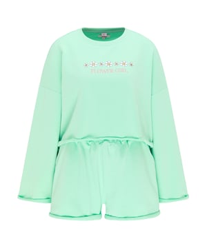 Voor gezellige uurtjes thuis, bij het sporten of op vakantie is de loungy sweat set van myMo een aanrader. De wijde, korte oversized trui is met zijn open randen en borduursel een echte blikvanger, terwijl de casual sweatshort met steekzakken de combinatie compleet maakt. De brede, elastische tailleband verhoogt het draagplezier. De pastelkleuren geven het comfy ensemble een heerlijk zomers gevoel.