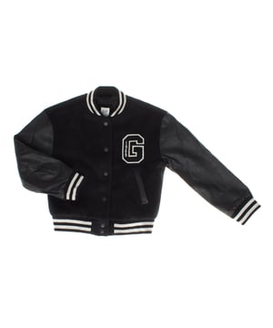 The GAP kids' baseball jacket is made from 40% recycled wool, combining style and sustainability in a comfortable and versatile garment for little ones.

 The smooth, textured fabric ensures a comfortable feel, while its sports-inspired design adds a modern touch.

 Long faux leather sleeves and striped ribbed cuffs reinforce the signature look of baseball jackets.

 The front closure is made of snap buttons, which makes it easy to put on and take off the garment.

 The GAP G logo patch on the chest highlights its authentic character.

 Side pockets provide space for small items without compromising design.

 With a relaxed, straight fit and a hip-length length, this jacket allows for plenty of freedom of movement, ideal for active kids.

 It is perfect for everyday use or for more casual occasions, offering little ones a sporty style with the quality and durability that characterizes GAP.
 Composition: Torso: 51% Polyester, 43% Wool, 6% Other fibers; Sleeves: 100% Viscose; Coating: Polyurethane; Lining: 100% Polyester
 Care:
- Hand wash.
 - Do not use a dryer.
 - Iron with caution.
 - Save correctly.