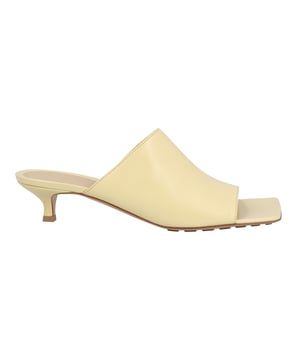 • Leder-Mules  
• Gummigetränkte Ledersohle  
• Absatz: 3,5 cm | 1,3'  

Hergestellt in: Italien Maße: