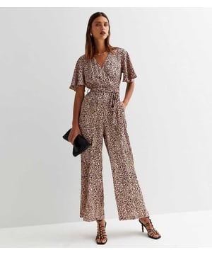 Plannen voor een speciale gelegenheid? Deze Tan Satin Animal Angel Sleeves Wrap Jumpsuit heeft alles wat je nodig hebt voor elke gelegenheid! Het wikkellichaam is gecombineerd met uitlopersmouwen in een volledige lengte. Zachte satijn met een rechte pijpdetaillering. Een elastische tailleband met een extra riem benadrukt de aangesloten taille boven. Voeg simpelweg hakken en sieraden toe om de look compleet te maken!