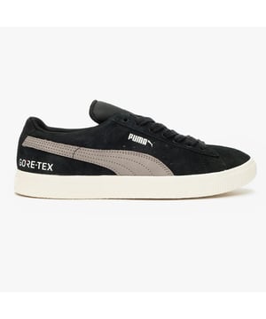 "Sinds de Suede-collectie in 1968 op de markt kwam, heeft deze het spel veranderd - hij is gedragen door de iconen van elke generatie. De Puma Suede VTG Gore-Tex houdt het ontwerp zo dicht mogelijk bij het iconische origineel, met de toegevoegde functionaliteit van een in Gore-Tex verwerkt bovenwerk dat je GUARANTEED TO KEEP YOU DRY™ bescherming biedt en gemaakt is voor het hele jaar door comfort.  Een nubuck formstrip, eyestay en hiel houden het klassiek en de opvallende Puma cat logo's en Gore-Tex labels op de tong en hiel zorgen voor een subtiele flex.

Puma Suede VTG Gore-Tex
Waterdicht suède bovenwerk
Uitgestanst Merk
Nubuck Puma Formstrip
Gom rubberen buitenzool "