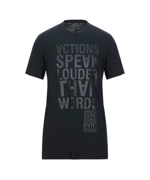 Neil Barrett Actions Speak Louder Than Words Black Barrett T-Shirt. Neil Barrett Actions Speak Louder Than Words Black Barrett T-Shirt. Normale, lockere Passform. 50% Baumwolle, 50% Modal. Großer gedruckter Slogan. XJT236 1AU 01