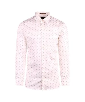 La camisa con estampado geométrico Ted Baker Area para hombre es un complemento llamativo y contemporáneo para cualquier armario, que muestra el enfoque distintivo de Ted Baker hacia el diseño y el estilo vanguardista. Con su exclusivo estampado geométrico y su confección de alta calidad, esta camisa es una prenda que combina sin esfuerzo las tendencias modernas con la sofisticación atemporal.

Características principales:

 Atrevido estampado geométrico: La camisa presenta un llamativo estampado geométrico que añade un elemento dinámico y elegante a tu conjunto. El cuidado estampado llama la atención sin resultar recargado, lo que la convierte en una opción versátil para diversas ocasiones.

 Silueta de corte moderno: La camisa se ha confeccionado con un corte moderno que combina a la perfección la estética contemporánea y la comodidad. El corte está diseñado para complementar el cuerpo sin ser demasiado restrictivo, lo que permite un aspecto elegante y pulido.

 Detalles en contraste: La atención al detalle de Ted Baker es evidente en el ribete en contraste del cuello interior y los puños. Este sutil detalle añade un toque sofisticado y demuestra el compromiso de la marca con la artesanía.

 Opciones de estilo versátiles: El atrevido estampado geométrico abre una gran variedad de posibilidades de estilo. Ya sea con unos pantalones de sastrería para un look de oficina o con unos vaqueros para un look más informal, esta camisa se adapta sin esfuerzo a diferentes ocasiones.

 Puños abotonados: Los puños se cierran con botones clásicos, lo que permite ajustarlos fácilmente y adaptarlos a las muñecas. Este detalle contribuye al aspecto pulido general de la camisa.

En resumen, la camisa con estampado geométrico Ted Baker Area para hombre es una elección atrevida y elegante para el hombre a la moda. Con su diseño contemporáneo, sus materiales de primera calidad y sus cuidados detalles, esta camisa encarna el compromiso de Ted Baker de crear ropa de hombre distintiva y de alta calidad que destaque en cualquier entorno.