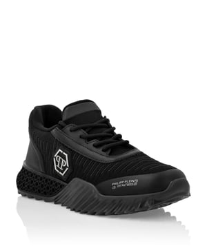 Rubber en geweven stoffen runners. De iconische Skull is gedrukt op de hiel en de metalen PP Hexagon is aangebracht op het buitenste kwart. Gewatteerde zomen. Vetersluiting. Glijvaste rubberen zool. Schokabsorberend, geperforeerd thermoplastisch kussen op de hiel. Binnenvoering en uitneembare binnenzool.