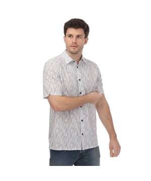 Classic collar.Short sleeves.Button fastening.Straight hem.