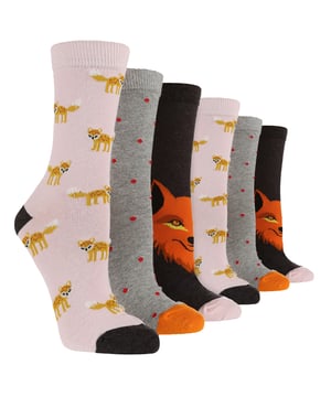 Ben je op zoek naar een cadeau voor de dierenliefhebber in je leven? Zoek niet verder dan deze Wild Feet DamesKatoen Rich Sokken! Met een scala aan nieuwe dierenpatronen zijn ze het perfecte cadeau voor iedereen die graag wil pronken met zijn passie voor harige vrienden. Ervaar veel comfort en ademend vermogen met deze Wild Feet-sokken, gemaakt van zachte en ademende katoenvezels . Deze sokken zijn perfect om de hele dag te dragen en zorgen ervoor dat je voeten de hele dag fris en comfortabel blijven. Elke 3-pack bevat een mix van drie leuke en speelse ontwerpen, met een reeks nieuwe dierenmotieven die perfect zijn voor elke gelegenheid. Of je nu boodschappen doet, werkt of gewoon thuis aan het salonn bent, deze sokken houden je voeten gegarandeerd comfortabel en stijlvol. Kies uit een verscheidenheid aan leuke en speelse ontwerpen, waaronder schattige konijnen, sluwe vossen, knuffelige katten, kleurrijke papegaaien, speelse teckels en zoemende bijen, en meer! Deze sokken zijn verkrijgbaar in verschillende kleuren, dus je vindt zeker de perfecte match voor elke outfit. Wild Feet is een assortiment sokken met coole ontwerpen, schattige motieven en eigenzinnige slogans - van mopshonden en pinguïns, tot leeuwen en lama's! - Kies uit een reeks stijlen voor heren en dames, van enkel- tot sportsokken. Er zijn zelfs enkele sportieve stijlen beschikbaar! Ze zijn 6 paar per verpakking en worden geleverd in één maat Dames 37-42 EU. Ze zijn gemaakt van 61% katoen, 34% polyamide, 3% polyester, 2% elastaan ​​en zijn machinewasbaar.