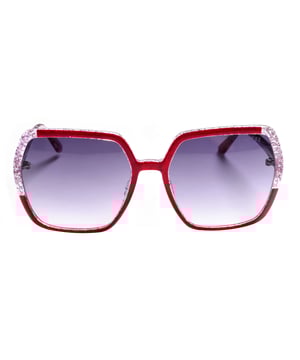 Estas gafas de mujer tienen una forma hexagonal.
El material principal utilizado en la fabricación de estas gafas es el acetato.
Las patillas de estas gafas están fabricadas en acetato, incluye logo de Guess.
100% Protección UV.
Cristales antirreflejo.
Incluye los certificados de autenticidad y garantía.
 Medidas: Alto lente: 50 mm. Ancho lente: 56 mm. Puente: 17 mm. Patillas: 135 mm.
 Composición: Acetato
 Cuidados:
Utiliza un paño de microfibra suave y limpio para limpiar tus gafas de sol. Este tipo de paño no rayará los lentes.
Evita usar productos de limpieza abrasivos, detergentes, alcohol o acetona, ya que pueden dañar los lentes y los tratamientos antirrefleja