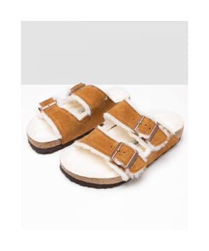 The BIRKENSTOCK Arizona is a genuine classic that has been delighting both men and women with its timeless design for decades. Here, the classic model comes in a particularly cozy version with color-coordinated shearling lining and straps lined with shearling. The perfect shoe for cozy winter evenings by an open fire! The upper is made from soft suede.

Anatomically shaped cork-latex footbed
Upper: suede
Footbed lining: shearling
Sole: EVA
Details: two straps, each with an individually adjustable metal pin buckle; color-coordinated footbed
&ldquo;Made in Germany&rdquo;