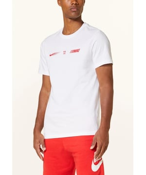 Ein weicher und leichter Baumwollstoff kombiniert mit einer entspannten Passform verleiht diesem Alltags-T-Shirt klassischen Komfort und straßentauglichen Stil.