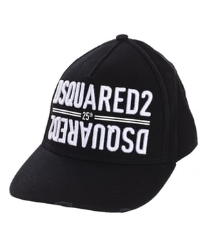 Gorra de hombre de la marca Dsquared2.  
Bordado en la parte frontal y trasera.  
Detalle de roturas en la visera.  
Correa con cierre ajustable en la parte posterior.  
Costuras visibles en tono.  
Composición: 100% algodón.  
Cuidado:  
Lavado a mano.  
Planchar a baja temperatura.  
No usar blanqueador.  
No usar secadora.  
No limpiar en seco.