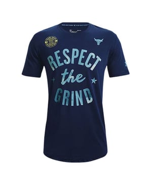 Esta camiseta no es sólo una prenda de ropa deportiva; es una declaración de determinación y un recordatorio de que debes seguir esforzándote para alcanzar tus metas. El color azul añade un toque de atrevimiento a tu vestuario deportivo.

Características principales:

 Material:  La camiseta está típicamente hecha de una mezcla cómoda y que absorbe la humedad de poliéster y algodón, asegurando que te mantengas seco durante los entrenamientos intensos.

 Corte atlético:  El corte suele ser atlético, lo que proporciona una sensación cómoda y ceñida sin exceso de tejido.

 Diseño gráfico:  La camiseta "The Grind" suele presentar un atrevido diseño gráfico en la parte delantera, inspirado en los mensajes motivadores de Dwayne Johnson y su dedicación al trabajo duro y la disciplina.

 Mensajes inspiradores:  La camiseta puede incluir palabras inspiradoras, citas o eslóganes que fomentan una fuerte ética de trabajo y determinación.

 Uso versátil:  Aunque está diseñada para entrenamientos, esta camiseta también puede ser adecuada para un uso casual y como recordatorio de tu compromiso con el fitness y el crecimiento personal.

 Construcción duradera:  Los productos Under Armour son conocidos por su durabilidad, lo que garantiza que esta camiseta pueda soportar el uso y los lavados regulares.

 Edición limitada:  Algunos artículos de la colección "The Rock" se lanzan en cantidades limitadas, lo que los hace coleccionables para los aficionados y entusiastas del fitness.

La camiseta Under Armour Project Rock "The Grind" para hombre es más que una prenda de entrenamiento: es una fuente de motivación e inspiración. Ya sea para ir al gimnasio, salir a correr o simplemente adoptar una mentalidad decidida, esta camiseta sirve como recordatorio de tu compromiso con la rutina y tu dedicación para alcanzar tus objetivos, como el propio "The Rock".