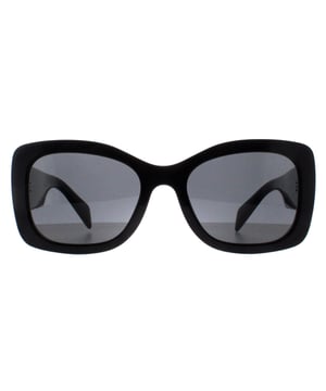 Prada PRA08S 1AB5S0 zwart donkergrijs zonnebril herdefinieert elegantie met hun slanke, ovale montuur dat zorgvuldig is gemaakt van eersteklas acetaat, waardoor duurzaamheid en comfort gegarandeerd zijn zonder afbreuk te doen aan stijl. Het iconische Prada logo siert subtiel de slapen en symboliseert verfijnde luxe. De glazen zijn zowel modieus als functioneel en beschermen je ogen niet alleen tegen schadelijke UV-stralen, maar bieden ook uitzonderlijke helderheid en visueel comfort, waardoor ze het perfecte accessoire zijn voor zonovergoten dagen of stadswandelingen.