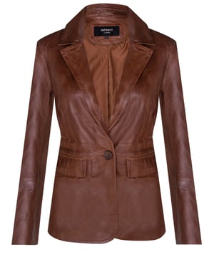 Mejora tu estilo con nuestra chaqueta blazer de cuero para mujer, una combinación perfecta de lujo y versatilidad. Confeccionada en piel de napa de cordero suave y flexible, esta chaqueta ofrece una sensación lujosa y cómoda. Esto es lo que la distingue: Lujosa piel de napa de cordero: la construcción de piel de napa de cordero suave y flexible garantiza tanto estilo como comodidad, lo que la convierte en una encantadora incorporación a tu guardarropa. Bolsillos funcionales en la cintura: dos bolsillos exteriores en la cintura añaden un toque de funcionalidad y estilo, lo que te permite llevar tus elementos esenciales con facilidad. Opciones de color versátiles: disponible en dos colores impresionantes, esta chaqueta brinda la libertad de expresar tu gusto y estilo personal. Cuello sofisticado: el cuello presenta solapas con muescas, lo que agrega un toque sofisticado y un aspecto clásico al diseño general. Cierre elegante de un botón: con un cierre de un botón, esta chaqueta estilo blazer rezuma elegancia y versatilidad, lo que la hace adecuada para varias ocasiones, ya sea que te dirijas a la oficina o salgas a pasar una noche en la ciudad. La chaqueta blazer de cuero para mujer es la elección perfecta para quienes buscan lujo y estilo en su atuendo.