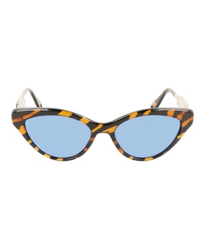 Gafas de sol LNV631SR con montura de acetato.

Forma y diseño:
- Estas gafas Lanvin tienen una silueta de ojos de gato.

Material de la montura:
- La montura de estas gafas está fabricada en acetato, un material plástico.
- El acetato proporciona durabilidad, flexibilidad y un acabado liso a la montura.

Patillas metálicas:
- Las patillas están hechas de metal.
- El metal en las patillas agrega solidez y estabilidad a la estructura de las gafas.

Detalles de la marca:
- Logo de la marca Lanvin en las patillas.
- Estos elementos de diseño ayudan a identificar claramente el modelo como parte de la colección de gafas Lanvin.

Lentes:
- Los lentes son de alta calidad.
- Estos lentes proporcionan una excelente protección UV y una visión nítida y clara.
 Medidas: Ancho lente: 56 mm. Puente: 17 mm. Patillas: 140 mm.
 Composición: Acetato
 Cuidados:
Utiliza un paño de microfibra suave y limpio para limpiar tus gafas de sol. Este tipo de paño no rayará los lentes.
Evita usar productos de limpieza abrasivos, detergentes, alcohol o acetona, ya que pueden dañar los lentes y los tratamientos antirrefleja