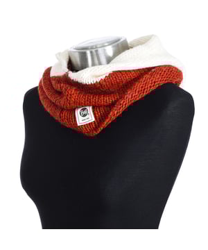 Hood with knit collar
 Ideal complement to protect the neck and face.
 Dress with style and enjoy infinite comfort.
 Measures: 55cm
 Composition: 75% Acrylic; 15% Wool; 10% Alpaca
 Care:
Handwash.
 Do not use bleach.
 Allows ironing at low temperature.
 It does not allow the use of a dryer.