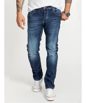 Komfort und Stil: Rock Creek Herren Jeans RC-2411 Perfekte Passform für jeden Tag Die Rock Creek Herren Jeans RC-2411 ist dein neuer Lieblingsbegleiter für alle Gelegenheiten. Mit ihrem Regular Fit Schnitt und dem hochwertigen Stretch-Denim bietet sie optimalen Tragekomfort und Bewegungsfreiheit. Der klassische Stonewashed-Look verleiht der Jeans einen lässigen und zeitlosen Stil, der sich problemlos in jede Garderobe integrieren lässt. Ob im Büro, in der Freizeit oder bei besonderen Anlässen – diese Jeans ist immer die richtige Wahl.  Funktionale Details für den modernen Mann Ausgestattet mit einem praktischen Knopfverschluss und dem bewährten Five-Pocket-Style, ist die Rock Creek RC-2411 nicht nur optisch ansprechend, sondern auch äußerst funktional. Die Taschen bieten ausreichend Platz für deine Essentials, sodass du stets alles Wichtige griffbereit hast. Der robuste Denim-Stoff garantiert Langlebigkeit und Beständigkeit, sodass du lange Freude an deiner neuen Lieblingsjeans haben wirst.  Vielseitig kombinierbar und pflegeleicht Die Rock Creek Herren Jeans RC-2411 ist ein echtes Kombinationswunder. Trage sie mit einem lässigen T-Shirt und Sneakers für einen entspannten Freizeitlook oder mit einem schicken Hemd und Lederschuhen für einen smarten Casual-Style. Dank ihrer pflegeleichten Eigenschaften bleibt die Jeans auch nach vielen Wäschen in Form und Farbe erhalten. So bleibst du immer stylisch und komfortabel unterwegs.