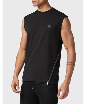 Añada un toque de originalidad a sus conjuntos informales con este top sin mangas de algodón. Fíjese en los detalles.   Jersey de algodón   Detalles acolchados en los hombros   Skull&Roses bordado en la espalda   Dos cremalleras cosidas en diagonal en los laterales   Hexágono de PP en un parche de cuero saffiano cosido en el pecho izquierdo   Cuello de punto elástico   Costura a dos agujas
