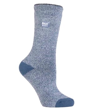 Die neue Heat Holders Lite Socke ist endlich da! Die Schöpfer der Heat Holders haben auf den Wunsch der Kunden gehört, eine Thermosocke zu kreieren, die nicht so klobig ist. Jetzt passen die Heat Holders in einen normalen Schuh oder Turnschuh. Aber eine solide Tog-Einstufung von 1,6 bedeutet, dass Ihre Füße immer noch extrem warm sein können! Mit den vielen fabelhaften Mergel-Twist-Modellen, aus denen Sie wählen können, werden Ihre Füße elegant und warm zugleich sein - wer möchte das nicht? Im Folgenden finden Sie einige Fakten über diese Socken und die Marke Heat Holders im Allgemeinen. Heat Holders Yarn - Unser speziell entwickeltes Thermogarn bietet eine leistungsstarke Isolierung gegen Kälte und eine hervorragende Feuchtigkeitsableitung. Heat Holders Loops - Die innovative Stricktechnologie sorgt für einen einzigartigen, extra langen, geschlungenen Polsterflor, der mehr warme Luft einschließt und den TOG-Wert erhöht. Heat Holders Brushing - Unser fachmännisches Bürstverfahren maximiert die Menge an warmer Luft, die in jeder Socke gehalten wird, und sorgt so für absolute Wärme und ganztägigen Komfort. Heat Holders Lite Tog-Einstufung - Diese Socken wurden wissenschaftlich getestet und sind mit einer Tog-Einstufung von 1,6 5x wärmer als eine einfache Baumwollsocke. Heat Holders Lite - Diese neue Version der Heat Holders löst das Problem des "zu dicken" Elements der ursprünglichen Heat Holders. Diese Thermo-Wintersocken sind dünn genug, um in Ihre Alltagsschuhe zu passen, aber dick genug, damit die Wärmeisolierungstechniken der Heat Holders noch funktionieren. Wenn Sie Probleme haben, Ihre dicken Original Heat Holders in Ihre Stiefel oder Schuhe zu bekommen, dann ist hier Ihre Antwort!