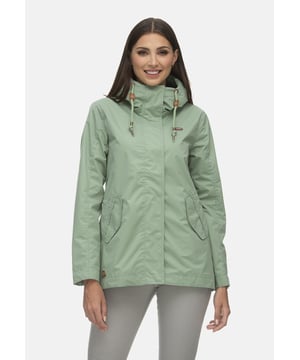 Die vegane Jacke ist sportlich und feminin zugleich. Dank ihres wind- und wasserabweisenden Materials ist sie für jede Gelegenheit geeignet. Die Jacke hat eine hoch geschnittene Kapuze mit Kordelzug. Der Saum ist am Rücken leicht abgerundet und öffnet sich in der Mitte leicht. Die Jacke wird mit einem Reißverschluss und Druckknöpfen geschlossen. In den beiden seitlichen Pattentaschen lassen sich kleine Dinge gut verstauen. Labelpatches runden das Design ab.