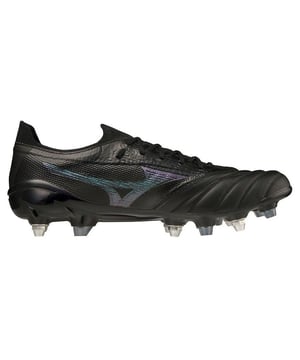 De Mizuno Morelia Neo III Beta Elite Mix zwarte voetbalschoenen voor heren zijn een topklasse, high-performance keuze voor voetballers die het uiterste vragen op het gebied van vakmanschap, comfort en prestaties op het veld. Deze voetbalschoenen maken deel uit van Mizuno's elite aanbod, ontworpen voor professioneel spel. Hieronder vind je een gedetailleerde beschrijving van de Mizuno Morelia Neo III Beta Elite Mix zwarte voetbalschoenen voor heren met de belangrijkste kenmerken:

 1. Japans vakmanschap:  Deze voetbalschoenen zijn zorgvuldig gemaakt met Japans vakmanschap, wat Mizuno's toewijding aan precisie en kwaliteit in voetbalschoenen weerspiegelt.

 2. Premium K-Leather bovenkant:  De schoenen hebben een luxueus K-Leather (kangoeroe leer) bovenwerk, bekend om zijn zachtheid, lichtgewicht en buitengewone balgevoel. K-Leather vormt zich naar je voet voor een pasvorm op maat en uitzonderlijke balcontrole.

 3. Lichtgewicht ontwerp:  Mizuno heeft prioriteit gegeven aan het lichtgewicht houden van deze schoenen, voor meer snelheid en wendbaarheid op het veld. De minimalistische constructie vermindert onnodige bulk en biedt cruciale ondersteuning.

 4. Superieure pasvorm:  De anatomische vorm van deze schoenen zorgt voor een goede en comfortabele pasvorm. De vetersluiting kan op maat gemaakt worden voor een veilig en persoonlijk gevoel.

 5. Klassieke esthetiek:  De Morelia Neo III Beta Elite Mix laarzen hebben een klassiek en tijdloos ontwerp met minimale branding. Ze stralen een gevoel van elegantie en verfijning uit dat veel professionele spelers waarderen.

 6. Verbeterde balcontrole:  Het premium K-Leather bovenwerk verbetert je balcontrole en touch, waardoor dribbelen, passen en schieten preciezer en natuurlijker worden.

 7. Stabiliteit en tractie:  De buitenzool is voorzien van strategisch geplaatste conische en bladvormige noppen die zorgen voor stabiliteit en tractie op natuurgrasvelden. Deze noppenconfiguratie zorgt voor snelle bewegingen, scherpe bochten en uitstekende grip.