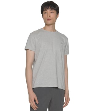 La camiseta Gant Original es una camiseta clásica de cuello redondo con logo bordado en el pecho. Presenta mangas cortas y escote redondo. Confeccionadas con 100 % algodón, estas camisetas ligeras y transpirables de ajuste regular se pueden lavar a máquina.