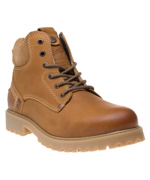 The Yuma Hiking Style Boots From Wrangler Are Robust With An Industrial Feel. Honey Leather Uppers Feature Metallic Eyelets And Embossed Branding To The Tongue And Heel. Padded, Suede Ankle Cuffs Create A Secure Fit While The Thick Tread Rubber Sole Complete.