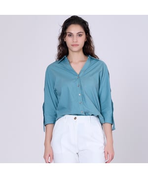 Een eenvoudig en elegant shirt gestructureerd met een lange riem die langs de schouders en armen loopt. Een informele uitstraling met 3/4 mouwen, een V-hals en een rechte lijn. Dit stuk wordt gesneden in een licht gladde popeline, ideaal voor de lente- en zomerseizoenen: geschikt voor informele uitjes, uitstapjes in de stad, het weekend en nog veel meer.
 Productdetails:
 Lengte: 68 cm
 Model draagt ​​maat 10
 Modelhoogte is 5 "7
 Vorm: recht
 3/4 mouwen
 V halslijn, Italiaanse kraag
 MIDDEN VOORKOPEN