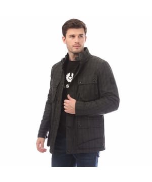 Heren Belstaff Hollingworth Plaid Waxed Cotton Fieldmaster Jacket in charcoal.- Ritssluiting middenvoor met drukknoopsluiting en gesp-regelbare kraag.- Handtekening gekantelde linkerborstzak.- Vier moderne stormvaste balgzakken met dubbele drukknoopsluiting.- Waterafstotend.- Windafstotend.- Interne trekkoord Interne trekkoord taille kanaal.- Een garengeverfde katoen plaid met een volledige waterbestendige coating.- Licht gewatteerde tegel quilt voering.- Silicone feniks logo op vilt basis patch op de linker mouw.- Hoogglans drukknopen en donker ijzer hardware.- Shell: 100% Katoen Lichaam Voering: 100% Katoen- Ref: 105289CHBLK