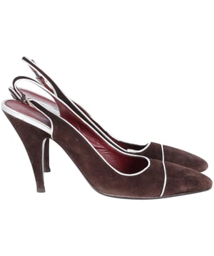 VINTAGE, UVP WIE NEU  
Diese braunen Slingback-Pumps von Prada sind in Italien aus geschmeidigem Wildleder gefertigt. Sie verfügen über eine spitz zulaufende Silhouette, silberne Kantenverzierungen und eine zierliche Schnalle. Nutzen Sie die Vorteile der niedrigen Höhe, indem Sie Ihre Pumps an geschäftigen Tagen tragen.  
Prada Slingback-Pumps aus braunem Wildleder  
Zustand: Gut  
Abnutzungserscheinungen: Abnutzung an den Sohlen und leichtes Abblättern an der Innenseite des linken Absatzes.  
Material: Wildleder/Leder  
Farbe: braun  
Größe: EU40.5/US11/UK8  
SKU: 152445