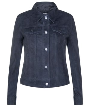 Presentamos nuestra chaqueta vaquera de piel de ante de cabra para mujer, el epítome del estilo robusto pero refinado. Confeccionada en piel de ante de cabra suave y flexible, esta chaqueta ofrece una textura lujosa y aterciopelada. La chaqueta cuenta con dos bolsillos exteriores en el pecho y dos bolsillos en la cintura, que proporcionan tanto funcionalidad como estilo. Con un cuello puntiagudo y las características originales de una chaqueta vaquera de camionero, irradia un aspecto atemporal y versátil. Las costuras inclinadas que van desde la cintura hasta el pecho crean una silueta favorecedora y añaden un toque de modernidad. Disponible en dos colores de moda, esta chaqueta vaquera de piel de ante de cabra para mujer es una pieza imprescindible que combina sin esfuerzo comodidad, durabilidad y estilo sofisticado. Construcción de piel de ante de cabra suave y flexible para una sensación de lujo, Dos bolsillos exteriores en el pecho y dos bolsillos en la cintura para un almacenamiento cómodo, Cuello puntiagudo para un aspecto clásico y versátil, Características originales de una chaqueta vaquera de camionero para un tacto auténtico, Costuras inclinadas desde la cintura hasta el pecho para una silueta favorecedora y un atractivo contemporáneo.