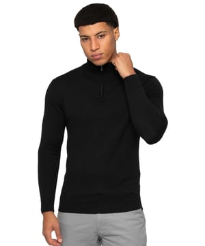 El Jersey de Punto con Cremallera a Mitad para Hombre de Enzo Milano presenta un elegante diseño de cuello embudo, que añade un toque contemporáneo a la clásica prenda de punto. Confeccionado con un tejido de punto suave y de alta calidad, este jersey garantiza comodidad y calidez. El cierre de media cremallera permite una ventilación ajustable y facilidad de uso, mientras que el cuello embudo proporciona una cobertura adicional y una silueta moderna y estilizada. Incluye puños y dobladillo acanalados para un ajuste ceñido, que complementa el aspecto refinado. Una pequeña placa con el logo de Enzo Milano está situada cerca del dobladillo. Esta prenda de punto combina a la perfección estilo y practicidad, ideal para ocasiones casuales o semi-formales.