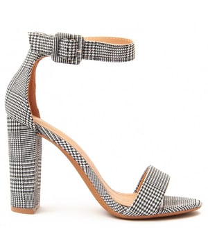 Dames hoge hak sandalen. Comfortabele pasvorm. Gevoerde binnenzool. Antislip zool. Versterkte stiksels. Gemaakt door andere merken voor ons merk. Ongeveer hoogte van de hak: 12 cm.