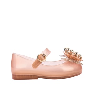 Keep your baby's feet happy and dazzling with the Melissa Sweet Love Fly ballerinas! Delicate and charming, they have injected glitter details on the upper and on the sole. The highlights are the two butterflies on the vamp - the bottom one has small sparkly details, and the top one is a sophisticated silver