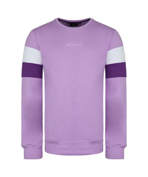 De Devote London Cante Mens Lilac/Purple Sweaters zijn een stijlvolle en comfortabele sweater die perfect is om elke dag te dragen. Ze zijn gemaakt van een zachte en lichtgewicht katoenmix die perfect is voor laagjes. De sweaters hebben een relaxte pasvorm en een ronde hals, waardoor ze een veelzijdige optie zijn die zowel omhoog als omlaag gekleed kan worden.
 Eigenschappen:  
- Zachte en lichtgewicht katoenmix
- Ontspannen pasvorm
- Ronde hals
- Lila/paarse kleur
- Geribde zoom en manchetten
- Devote London logopatch op de borst

De Devote London Cante Heren Lila/Paarse Sweaters zijn een geweldige keuze voor mannen die op zoek zijn naar een stijlvolle en comfortabele sweater die perfect is om elke dag te dragen. Het is een goede optie voor mannen die een relaxte pasvorm en een ronde hals willen.
 Devote Londen:  Devote London is een Brits modemerk dat werd opgericht in 2015. Het merk staat bekend om zijn stijlvolle en betaalbare kleding voor mannen.

 Katoenmix:  Cotton blend is een type stof dat gemaakt is van een mix van katoen en andere vezels, zoals polyester of wol. Katoenmix stoffen zijn vaak zacht en comfortabel, en ze zijn ook relatief duurzaam.

 Relaxte pasvorm: Een relaxte pasvorm is een type kleding dat losjes en comfortabel zit. Relaxed fit kleding is vaak gemaakt van zachte en lichtgewicht stoffen en is een goede optie voor mensen die een comfortabele en casual look willen.

 Ronde hals:  Een ronde hals is een soort halslijn die rond en nauwsluitend is. Crew halzen zijn vaak te vinden op truien, t-shirts en sweatshirts.