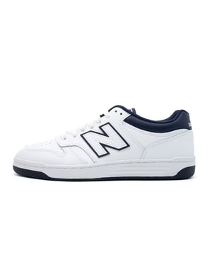 Color: Blanco, Azul Parte superior: Cuero, tela Interior: Tela Suela: Goma Cierre: Cordones Detalles: Logo de New Balance en el lado externo Ajuste: Regular Ocasión: Tiempo libre