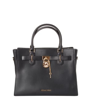 Bolso de mano Michael Kors con un diseño sofisticado y funcional, ideal para cualquier ocasión. Este bolso para mujer es el accesorio perfecto para complementar cualquier look con un toque de elegancia.

Características:

- Bolso elegante para mujer con un diseño estructurado y acabado liso que aporta un estilo refinado.
- Cierre principal magnético que facilita un acceso rápido y seguro.
- Adorno frontal decorativo de candado y llave, sumando un detalle icónico a este bolso MK.
Grabado de la marca en metal, un distintivo exclusivo de los bolsos para mujeres de Michael Kors.
Interior organizado con:
- 1 bolsillo abierto para artículos de fácil acceso.
- 1 bolsillo con cierre para mayor seguridad.
- Forro interior.
- Asas superiores fijas, permitiendo llevarlo como bolso de mano para mujer con comodidad.
- Correa ajustable y extraíble, convirtiéndolo en un bolso bandolera para mujer versátil y práctico.
- Detalles metálicos dorados que aportan un toque sofisticado y distintivo.

Un bolso elegante para mujer que combina estilo y funcionalidad. Perfecto como bolso de mano o bolso bandolera Michael Kors, es el accesorio imprescindible para elevar cualquier look con un toque de modernidad y sofisticación.
 Medidas: 34 x 14 x 26 cm
 Composición: 100% Piel
 Cuidados:
- Limpiar con un paño suave y ligeramente húmedo.
- Evitar el contacto prolongado con agua, perfumes o productos químicos.
- Evitar la exposición directa y prolongada al sol o fuentes de calor.