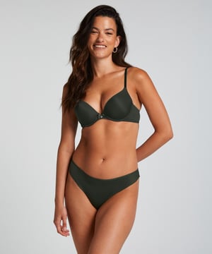 Deze string is uitgevoerd in een flinterdunne stof en tekent niet onder strakke kleding door de naadloze afwerking. De kanten achterzijde zorgt voor een sexy uitstraling. Een echte musthave!