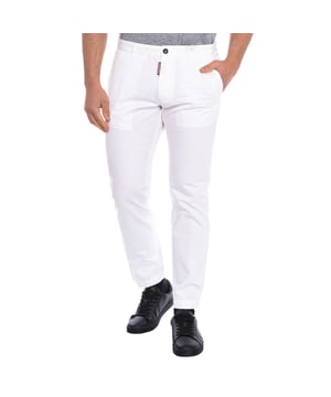 Pantalón chino Dsquared2.
Resulta ideal para múltiples combinaciones y diferentes ocasiones.
Cierre principal cremallera y botón.
Dos bolsillos abiertos en los laterales.
Dos bolsillos traseros con botón.
Trabillas para el cinturón.
Costuras vistas a tono.
 Composición: 100% Algodón
 Cuidados:
Lavar a temperatura máxima 30º.
Planchar a temperatura baja.
No usar lejía.
No lavar en seco.