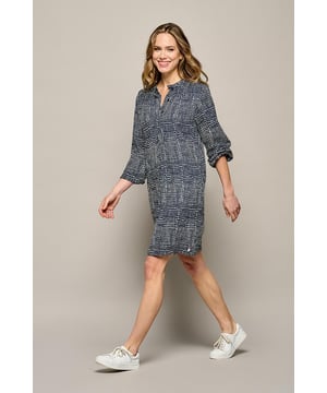 Ervaar stijl, gemak en comfort met de Jersey damestuniek met grafische print en elastisch smockwerk. De Cecile print tuniek, een nieuw ontwerp in de collectie van Mart Visser, belichaamt moeiteloos mode met gemak. De tuniek valt losjes om het lichaam en biedt daardoor een heerlijk comfortabele pasvorm. Met zijn rechte pasvorm, knielengte en unieke details creëert deze tuniek een sportieve en speelse uitstraling.De prachtige smockdetails bij de halslijn voegen een verfijnd element toe aan het ontwerp. Ontworpen met gemak en comfort als prioriteit, beschikt deze tuniek over stretch en is voorzien van twee handige steekzakken. Een combinatie van praktisch en stijlvol, biedt de Cecile print tuniek de perfecte balans tussen mode en functionaliteit.