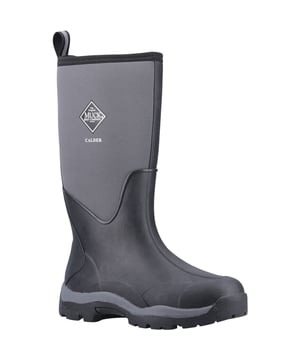 Muck Boots Calder Wellingtons zijn gemaakt om zelfs de zwaarste elementen te weerstaan, dankzij hun 100% waterdichte ontwerp. Zeg maar dag tegen natte voeten en hallo tegen droog comfort terwijl je vol vertrouwen regenachtige dagen en modderige terreinen te lijf gaat.