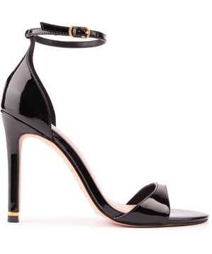 Los zapatos de tacón alto Helma Stiletto de Ted Baker ofrecen la combinación perfecta de descaro y sofisticación. Con su diseño de puntera abierta. Detalles dorados en el talón y acabado en charol. Estas sandalias están listas para llamar la atención dondequiera que vayas.