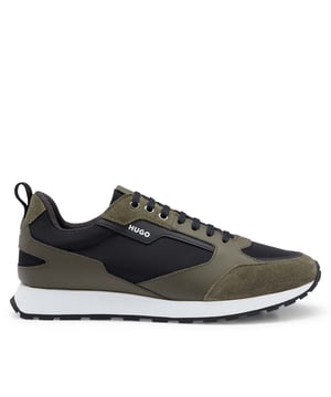 Hugo Boss Icelin hardlooptrainers voor heren. Retro-geïnspireerde Hugo-trainers met details van suède en mesh. Deze veterschoenen, afgewerkt met suède en mesh voor een hybride look, zijn gedetailleerd met HUGO-logo's en staan op een EVA-zool met rubberen voet. Ref: 50471304301.