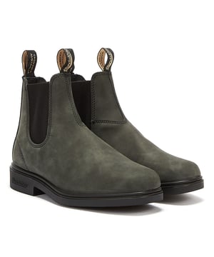 Una combinación de forma, función y comodidad inigualable, las botas Chelsea negras rústicas Blundstone 1306 son las botas ideales para la oficina, el bosque y cualquier otro lugar. Estas botas, confeccionadas en piel nobuck negra rústica de grano completo de primera calidad con un perfil esbelto y una punta cuadrada cincelada, rezuman estilo. Sin embargo, en el fondo siguen siendo botas Blundstone y vienen con el sistema SPS Max Comfort de Blundstone para una excelente absorción de impactos y una comodidad duradera, además de plantillas extraíbles, lo que le permite permanecer cómodo todo el día y garantizar que sus botas Blundstone se vean iguales después de temporadas de uso. Para los días de semana o los fines de semana, informales o formales, estas botas de vestir Chelsea Blundstone 1306 son las botas perfectas sin importar la ocasión. Parte superior de cuero negro de grano completo flexible que se adapta a tus pies mientras los usas Laterales elásticos negros y tiradores icónicos para ponérselos fácilmente La costura doble y el cuero de primera calidad garantizan una durabilidad duradera La suela exterior de TPU altamente duradera garantiza una excelente tracción en todos los terrenos y una durabilidad excepcional Sistema Blundstone SPS Max Comfort y resorte ergonómico en la puntera para una comodidad excelente Entresuela acolchada para comodidad durante todo el día Ligero y cómodo