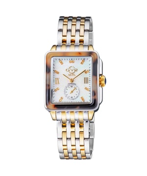 La pintoresca ciudad de Bari, Italia, sirvió de inspiración para la popular colección de relojes de mujer GV2 Bari. Conocida en todo el mundo como la ciudad de San Nicolás, no es sorprendente que esta histórica ciudad siga inspirando a los diseñadores. La nueva extensión de la línea conserva el sofisticado dial rectangular de nácar de Bari, adornado con dieciocho índices de diamantes brillantes, y añade un subdial de sesenta segundos muy bien ubicado. Esta colección de Bari ha sido equipada con una hermosa corona de forma de calabaza coronada con una caja de bisel corte diamante.

Reloj GV2 9247B para mujer, de cuarzo suizo, con diamantes y diseño de tortuga de la colección Bari.

Caja de acero inoxidable tipo tortuga de 37 mm, cuadrada/ Corona de empuje-tirón
Esfera madreperla blanca con 18 diamantes, corte único, color G/H
Subdial de segundero
Brazalete de acero inoxidable bicolor SS/IPYG con cierre desplegable
Cristal de zafiro anti-reflectante
Resistente al agua hasta 50 metros/5ATM
Movimiento de cuarzo suizo Ronda 1069