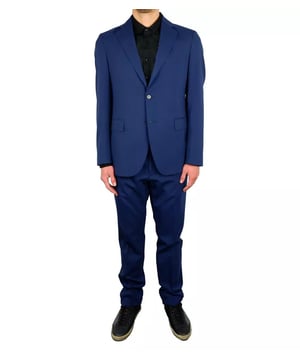 Traje de Lana Azul  
  Confeccionado con lana de calidad  
  Diseño sofisticado y elegante  
  Adecuado para diversas ocasiones  
  Versátil y se puede usar tanto formal como informal  
  Corte clásico para comodidad y libertad de movimiento  
  Incluye una chaqueta a medida y pantalones  
  Opción atemporal y de moda para hombres  
Material: 80% Lana 17% Poliéster 3% Licra