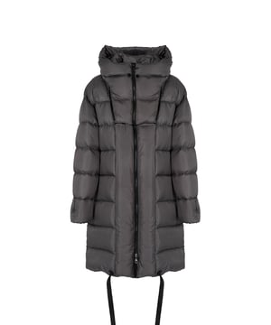 El color uniforme hace que la chaqueta sea extremadamente versátil y fácil de combinar con diferentes estilos, lo que la convierte en la opción ideal para cualquier ocasión.

El corte más largo proporciona comodidad adicional y protección contra el frío, lo que hace que la chaqueta sea perfecta para los días más fríos, garantizando al mismo tiempo una apariencia elegante.

La chaqueta con capucha es un elemento indispensable del vestuario que protege de la lluvia y del viento, mientras le añade un carácter deportivo.

La chaqueta con cierre de cremallera no solo es práctica, sino también estilosa, permitiendo un rápido y cómodo ponerse y quitarse.

Los bolsillos grandes no solo son funcionales, permitiendo guardar los objetos necesarios, sino que también añaden a la chaqueta un moderno estilo urbano.

Los elementos decorativos de marca en forma de tiras en el bajo de la chaqueta resaltan su alta calidad y diseño único, lo que la convierte en un elemento especial del vestuario.

Fabricada en Italia, lo que garantiza la más alta calidad de los materiales y la fabricación, así como el cuidado de cada detalle, de acuerdo con la tradición del artesanado italiano.