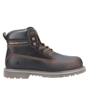 Ein robuster und langlebiger Goodyear-Geflechtschutzstiefel, fachmännisch aus vollnarbigem Crazy-Horse-Leder gefertigt. Dieser Stiefel verfügt über eine Stahlkappe und eine Zwischensohle für zusätzlichen Schutz, sowie einen gepolsterten Knöchelkragen und eine Nitril-Gummi-Außensohle für überlegenen Grip und Haltbarkeit. 

Entwickelt für den industriellen Einsatz, bietet er eine Goodyear-Geflechtskonstruktion, die langanhaltende Stärke garantiert. Der Stiefel hat drei Hauptösen und zwei Schnellverschluss-Haken, mit einer optionalen Knöchel hohen Öse für einen sicheren Sitz der Schnürsenkel. 

Er erfüllt die Sicherheitsstandards für Fußbekleidung EN ISO 20345:2011 und ist der Kategorie SB-P zugeordnet, bietet Fußzeenschutz, der getestet wurde, um 200 Joule Aufprall zu widerstehen und erfüllt die Rutschfestigkeitsstandards SRA, was ihn zu einer zuverlässigen Wahl für jede Arbeitsumgebung macht.
- Stahlkappe und Zwischensohle
- Gepolsterter Knöchelkragen
- Nitril-Gummi-Außensohle
- Zwei Schnellverschluss-Haken
- Knöchel hohe Öse
- Amblers Safety Branding